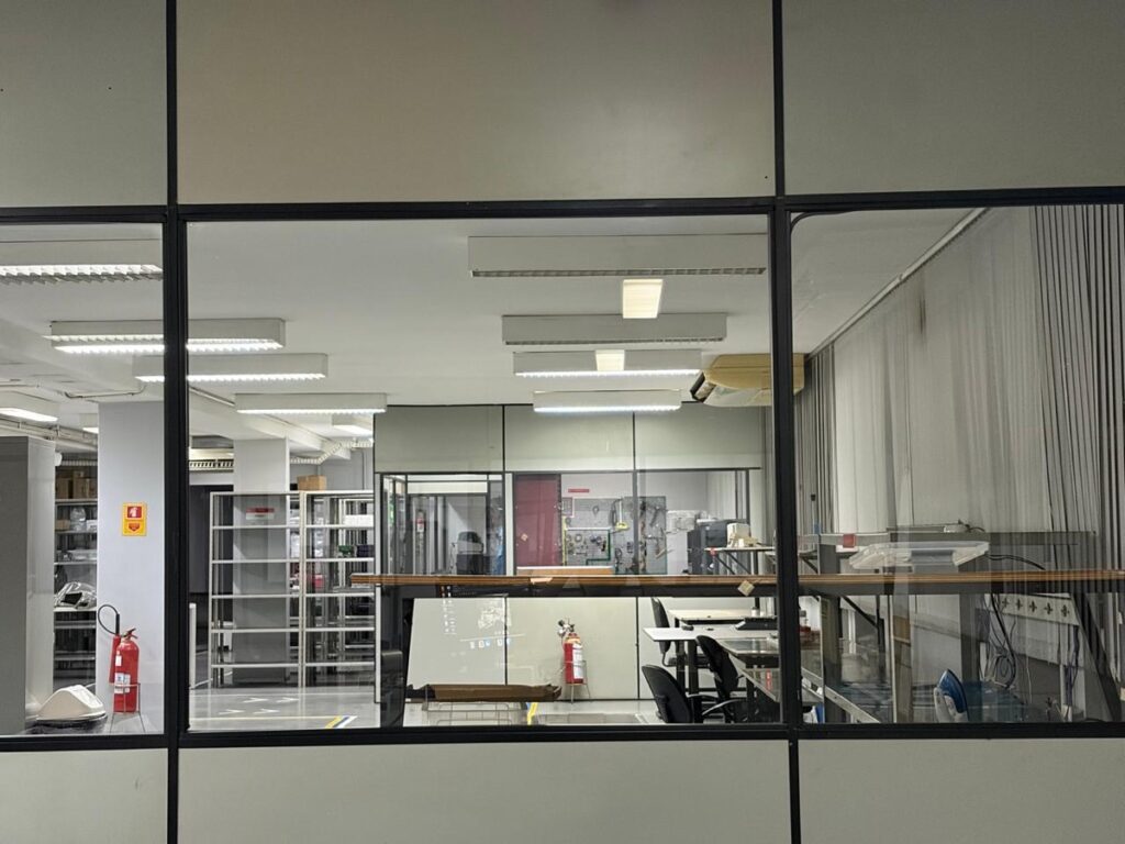 Vista pela janela da fábrica da Ímpeto, com a sala de montagem ao fundo