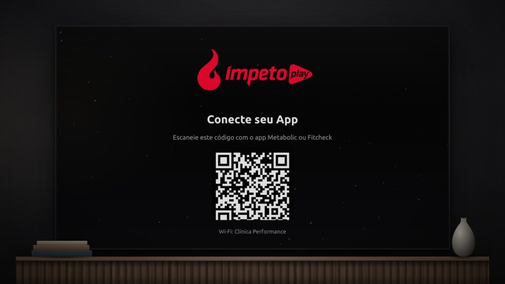 Tela de TV do Ímpeto Play com QR code para conectar o app Metabolic ou Fitcheck