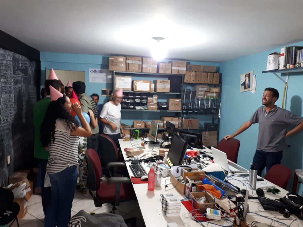 Festa de aniversário na salinha, com chapéus de festa e balões