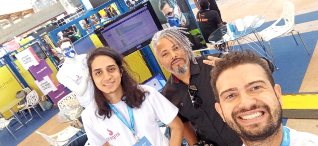 Selfie no estande da Ímpeto na Campus Party, com o Fitcheck em exposição